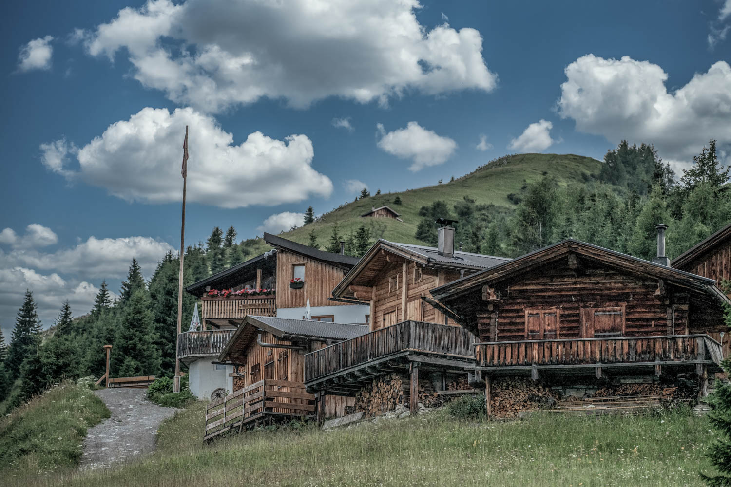 Almhütten auf einer Bergwiese in den Lechtaler Alpen