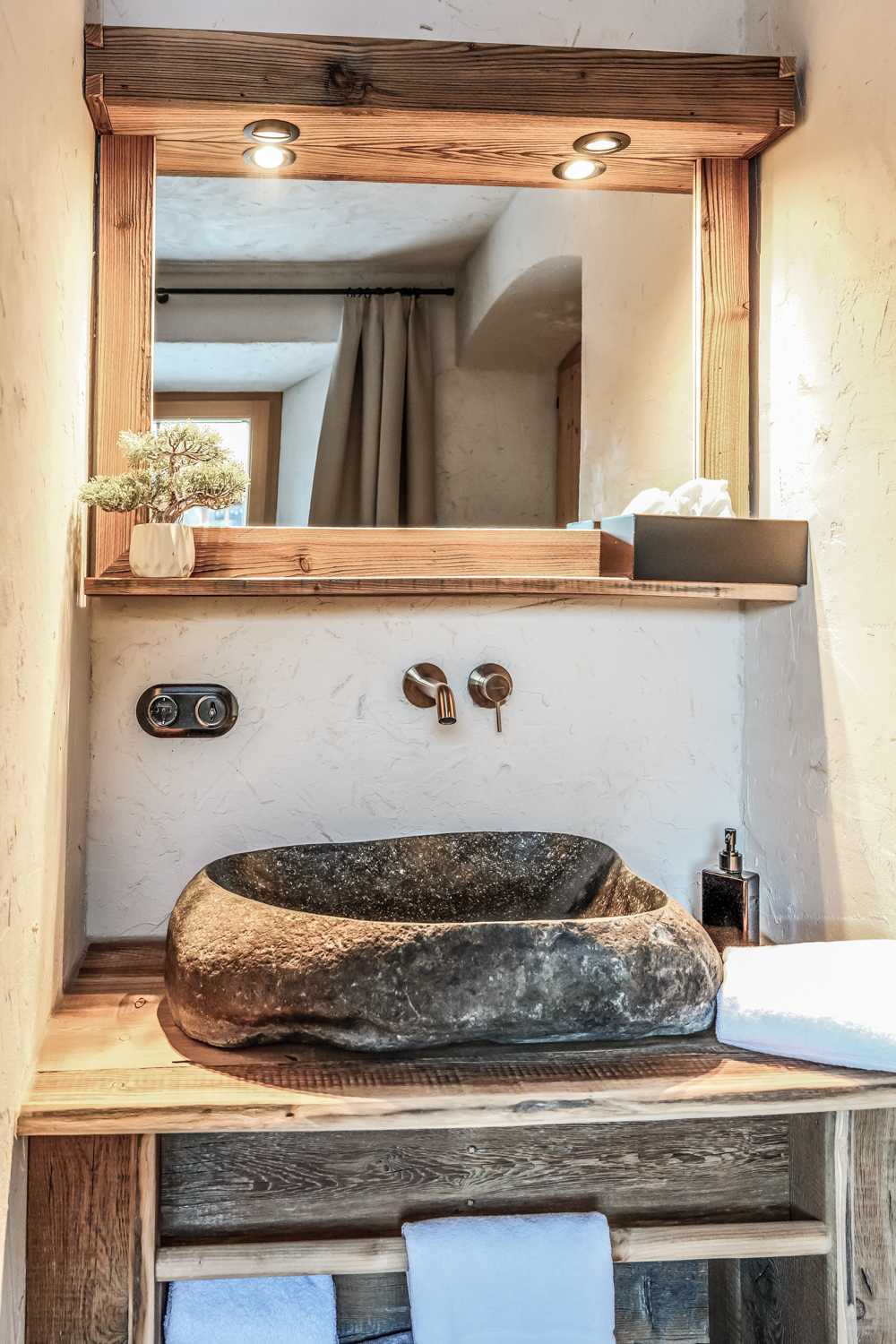 Natursteinbäder — Traditionelle Materialität trifft auf modernen Komfort.