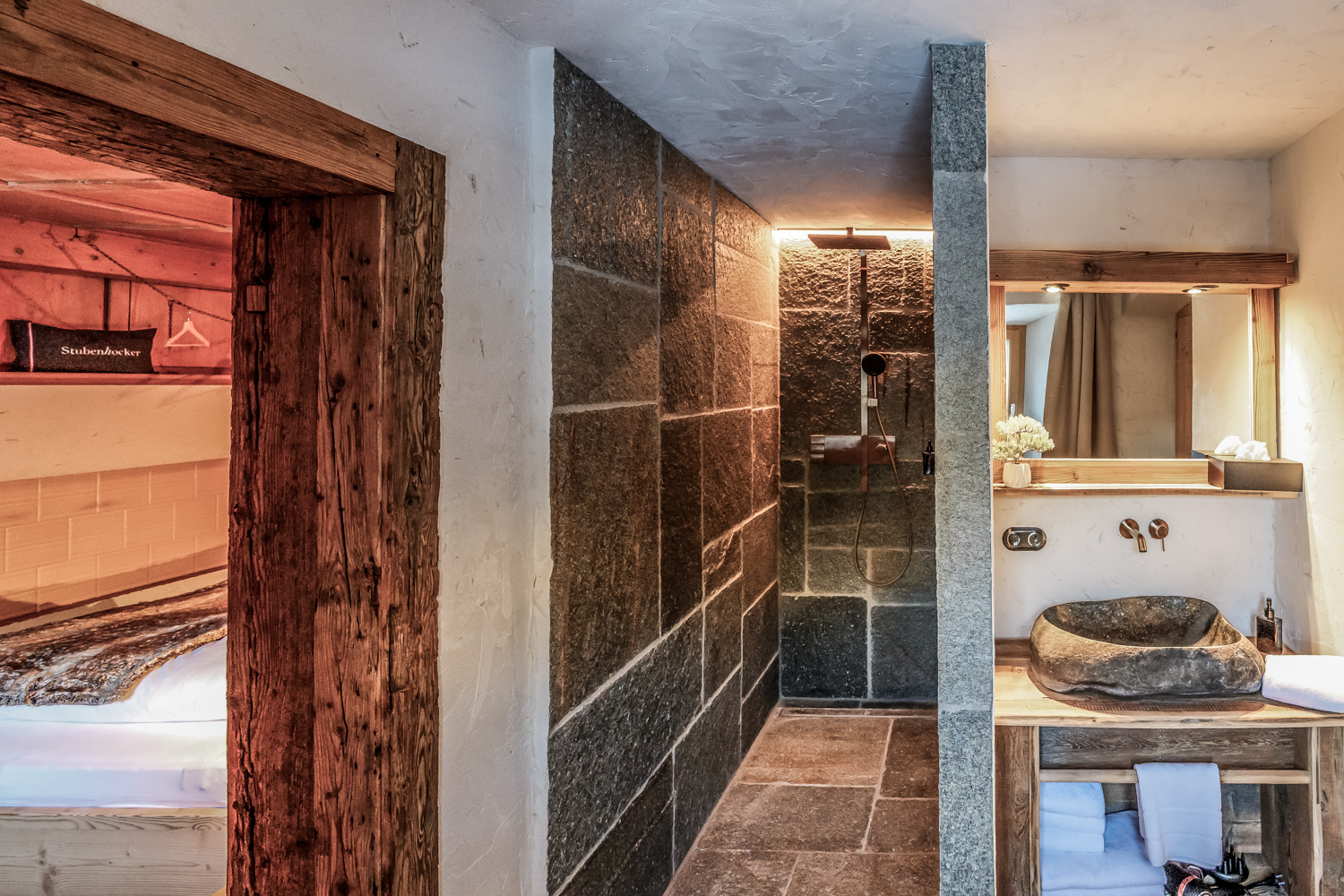 Naturstein-Badezimmer mit XXL-Dusche
