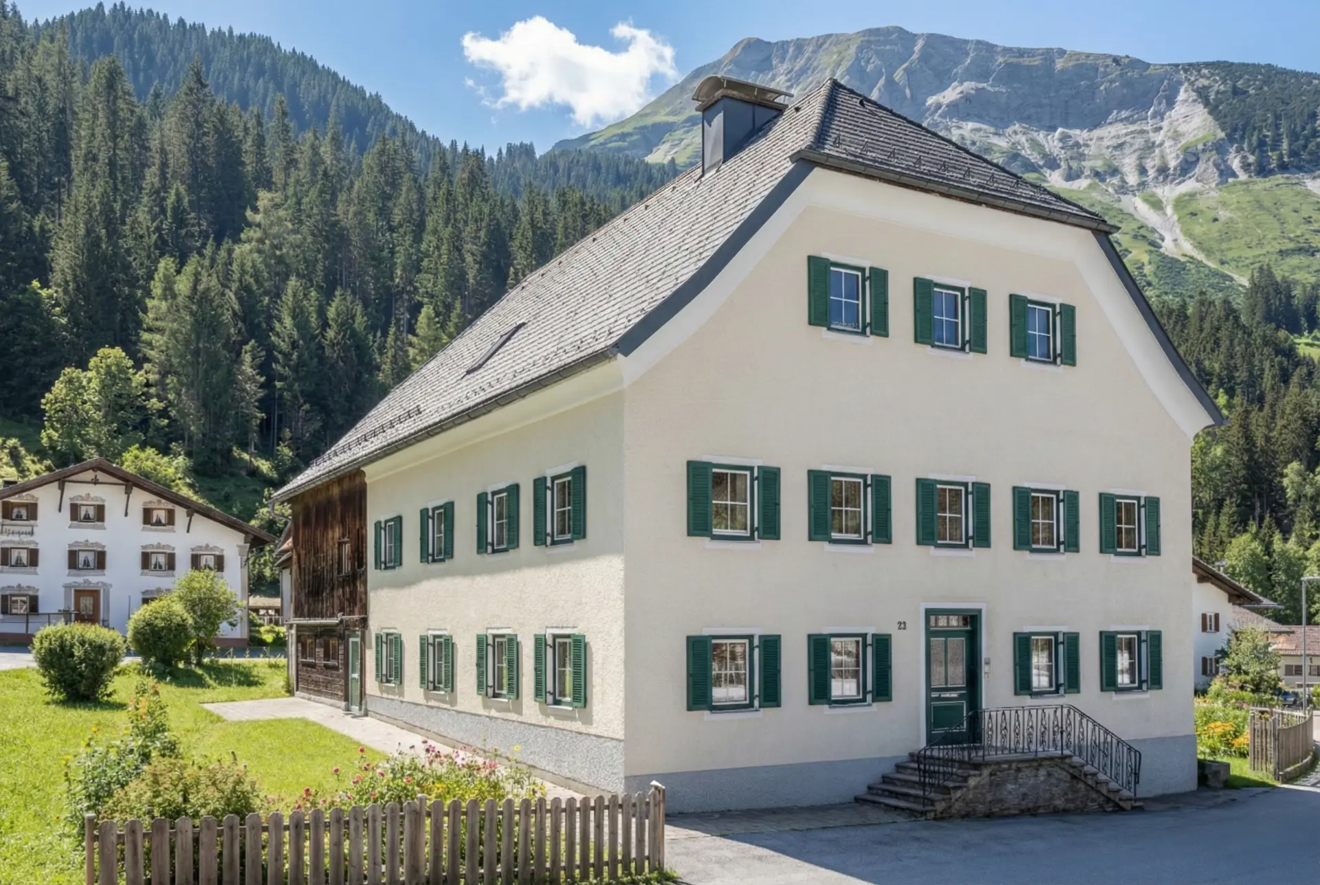 Historisches Tiroler Bauernhaus aus 1864 in Elbigenalp im Lechtal