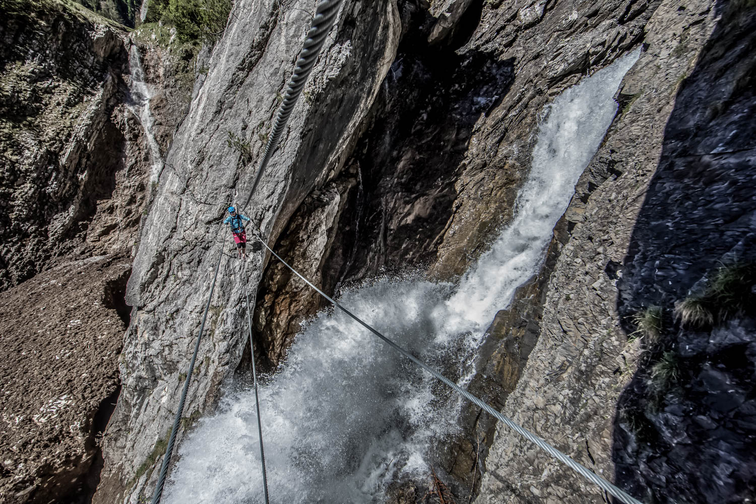 Wasserfall und Klettersteig in einer Schlucht im Lechtal