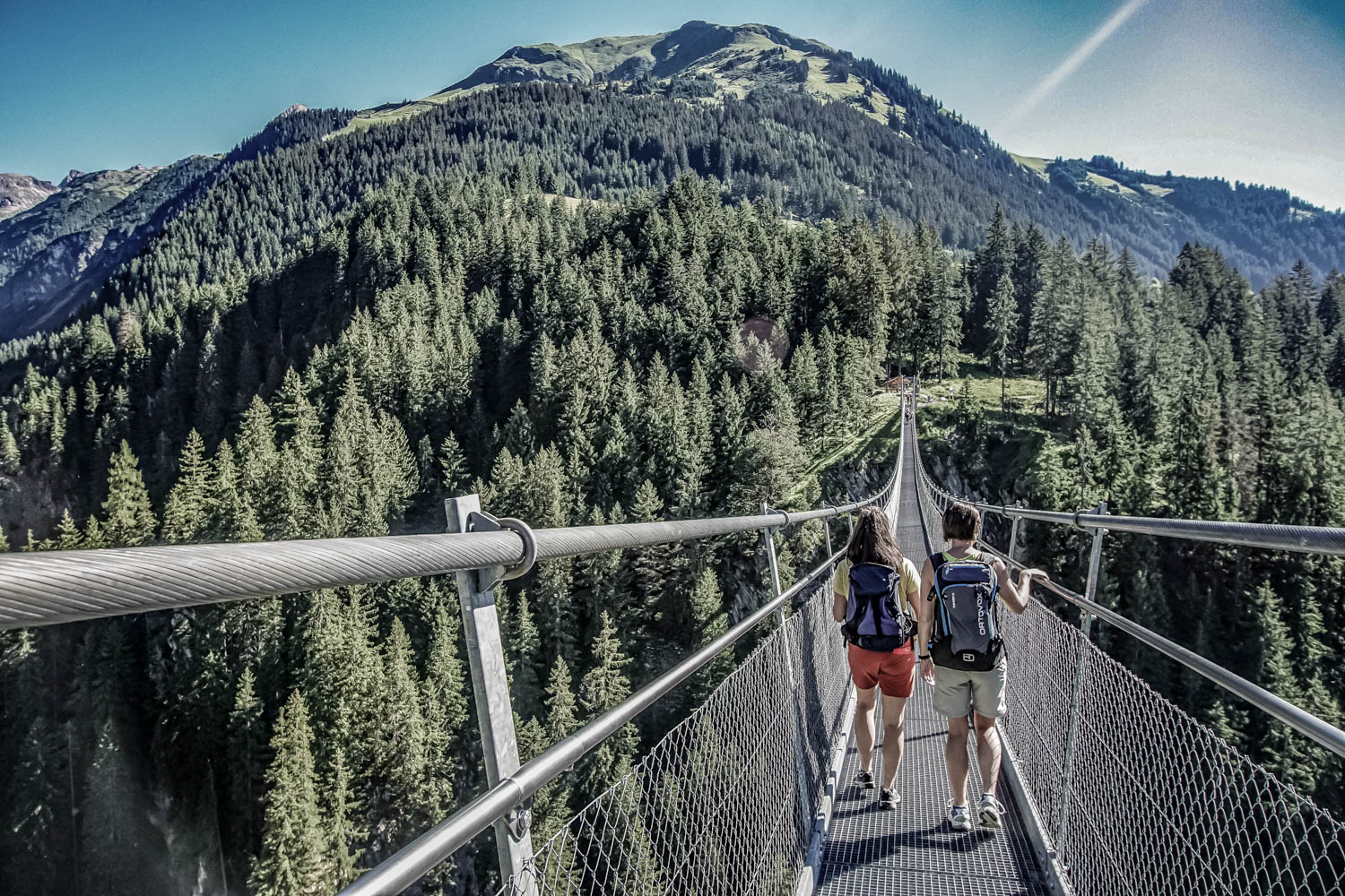 Wanderweg über einer Hängebrücke im Lechtal